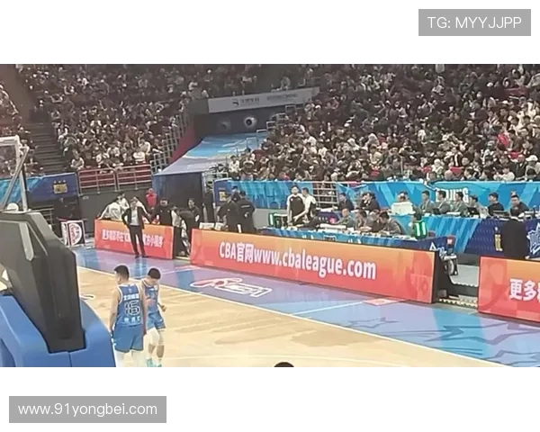 徐昕遭克里斯撞击肋部痛苦倒地裁判回放判罚违体犯规